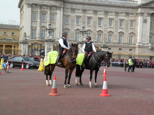  Deux policiers à cheval devant Buckingham Palace